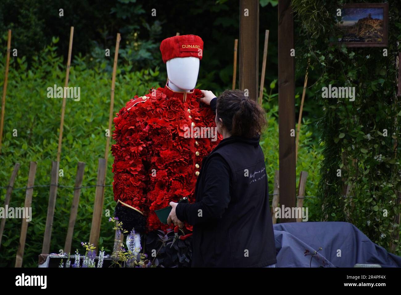 Immagini di papaveri scattate al Chelsea Flower Show 2023, dalle esposizioni floreali al manichino di fiori tributo ai pensionati di Chelsea Foto Stock