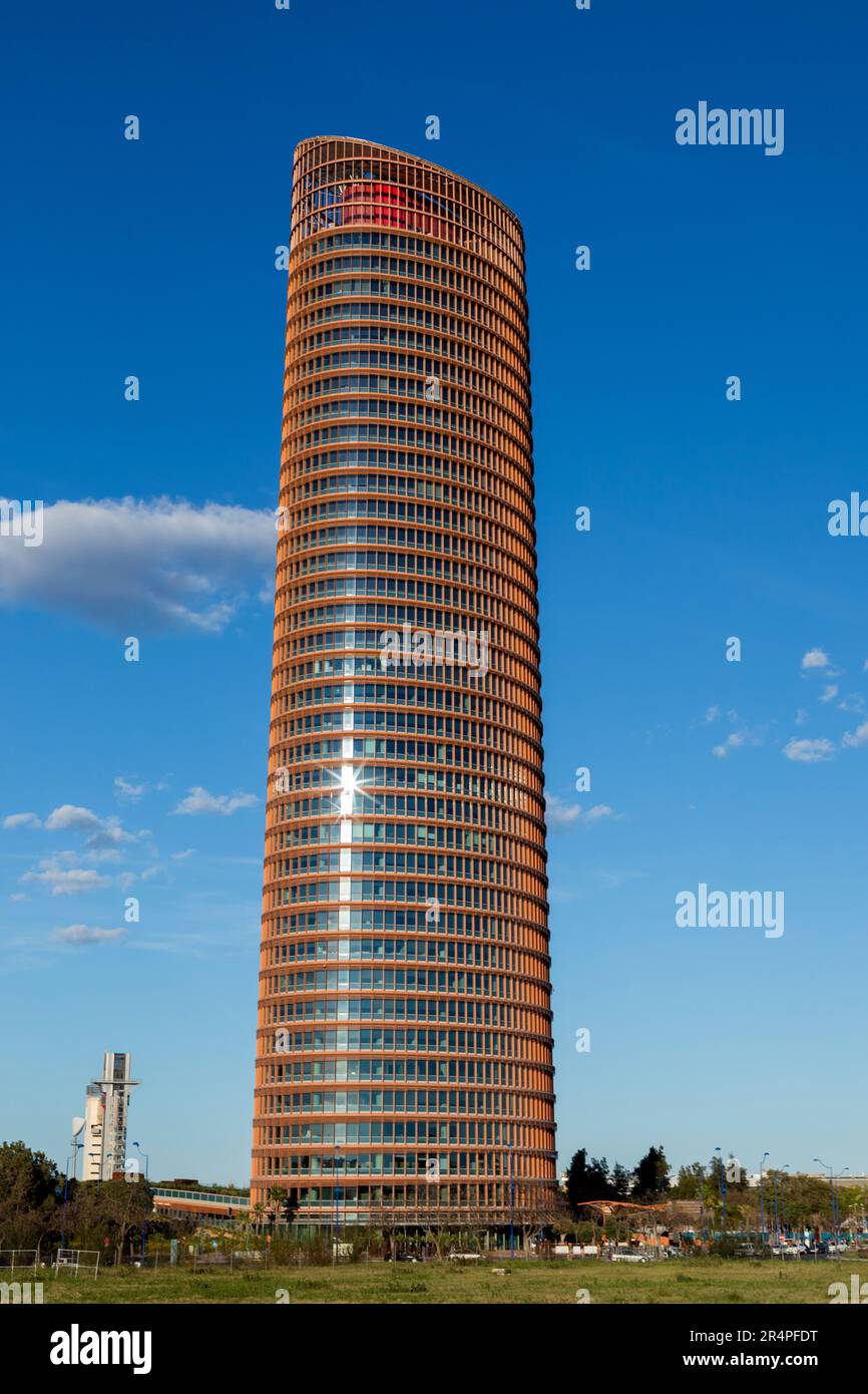 Spagna, Siviglia, Andalusia, Sevilla Tower, il più alto edificio di uffici in Andalusia e il settimo più alto in Spagna. Completato nel 2015 ad un'altezza di 18 m. Foto Stock