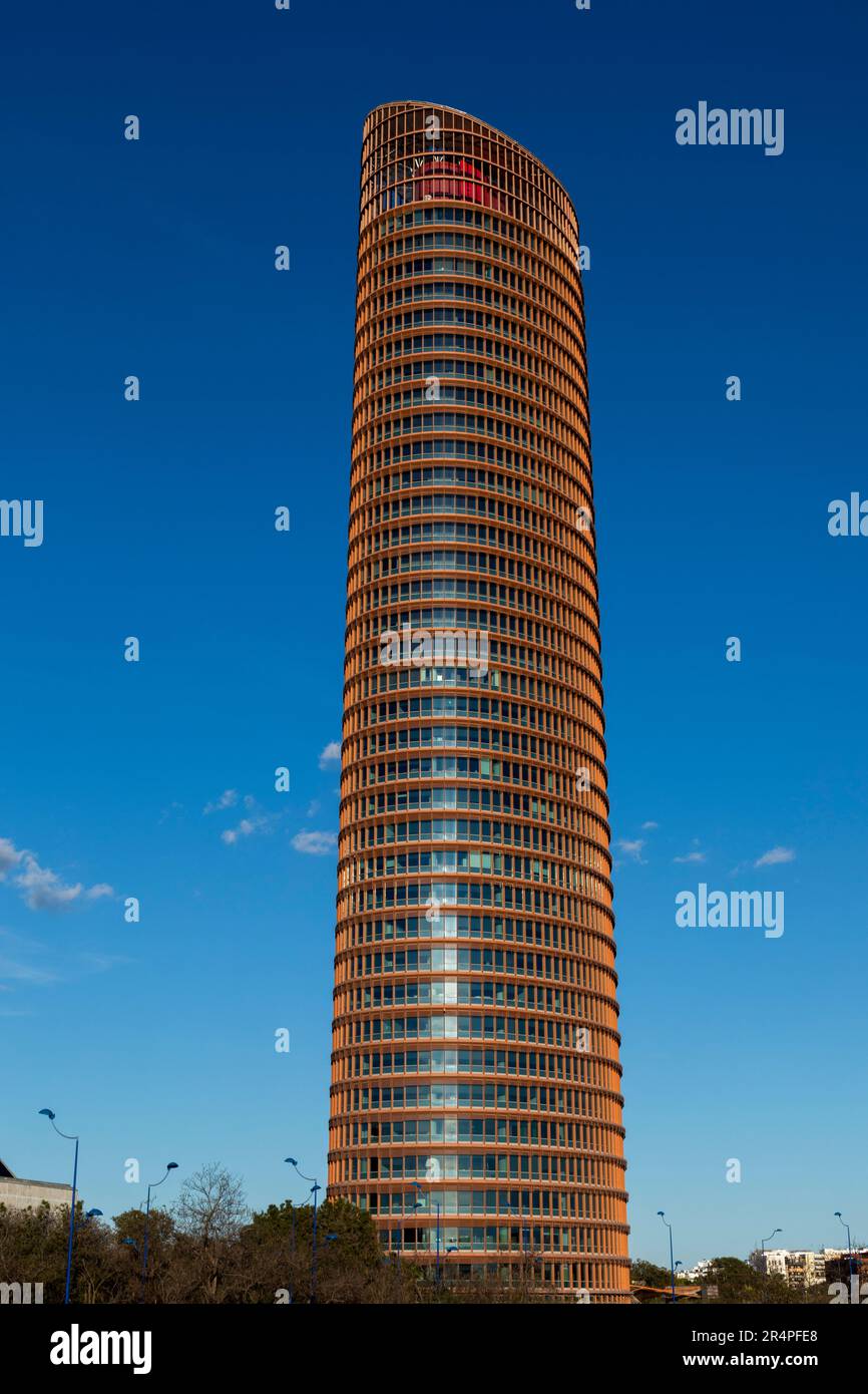 Spagna, Siviglia, Andalusia, Sevilla Tower, il più alto edificio di uffici in Andalusia e il settimo più alto in Spagna. Completato nel 2015 ad un'altezza di 18 m. Foto Stock
