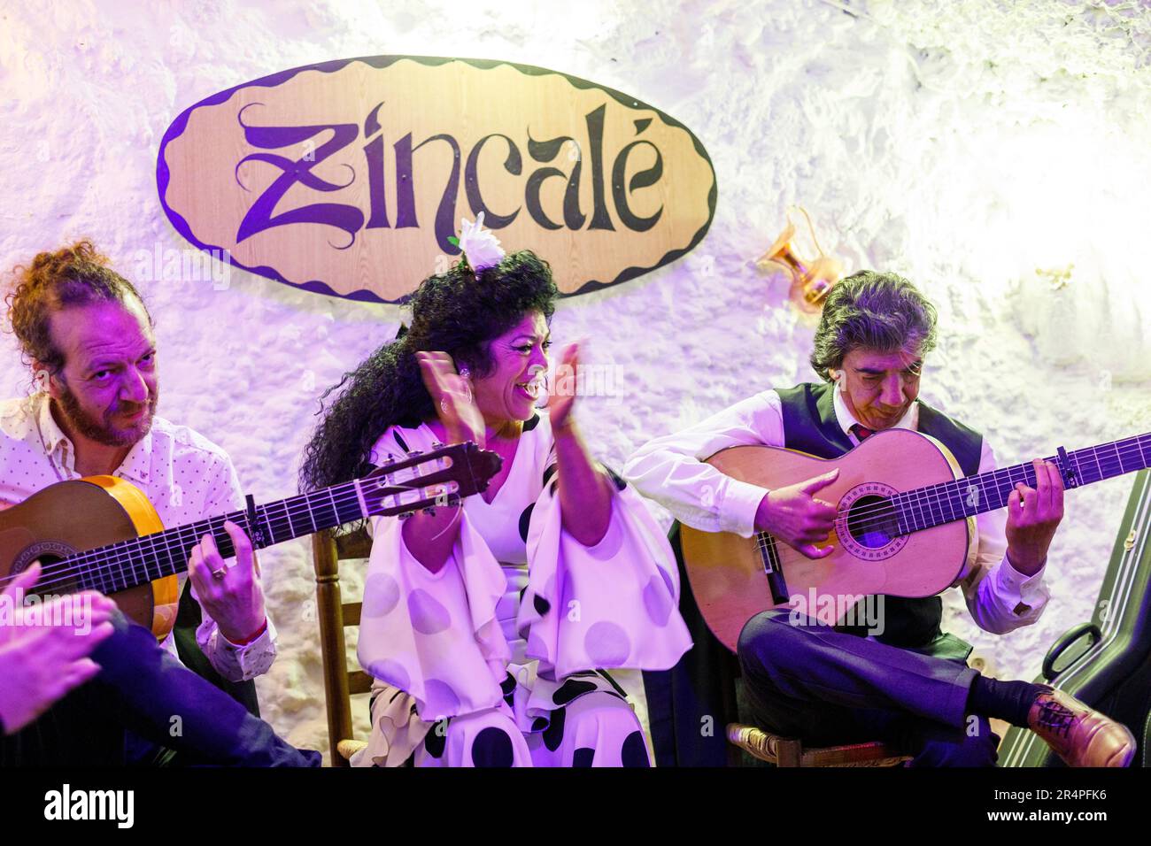 Spagna, Andalusia, Granada, cantante di flamenco e chitarristi che suonano in una grotta nel quartiere di Sacromonte. Foto Stock