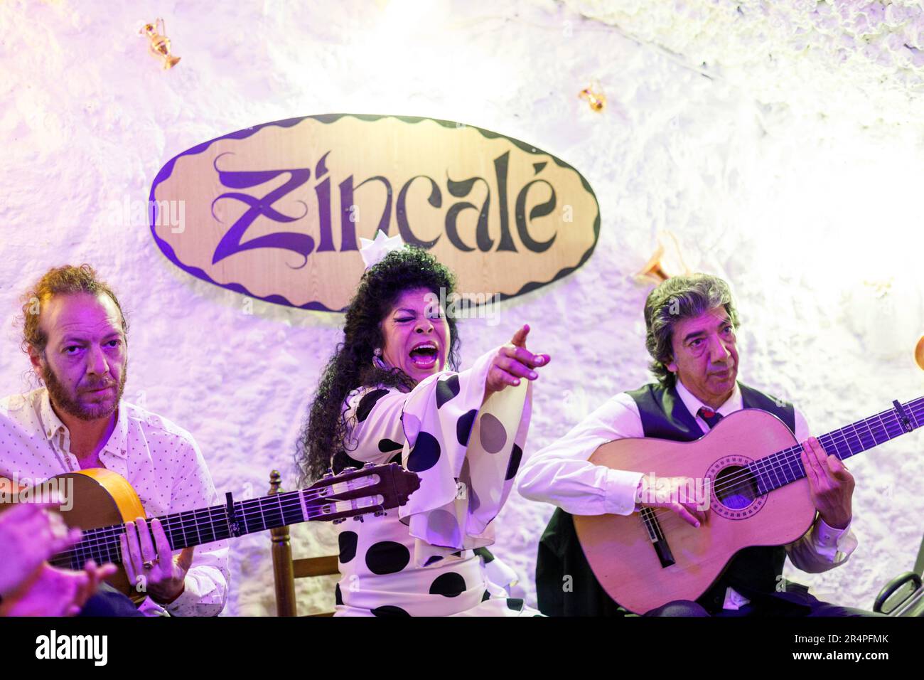 Spagna, Andalusia, Granada, cantante di flamenco e chitarristi che suonano in una grotta nel quartiere di Sacromonte. Foto Stock