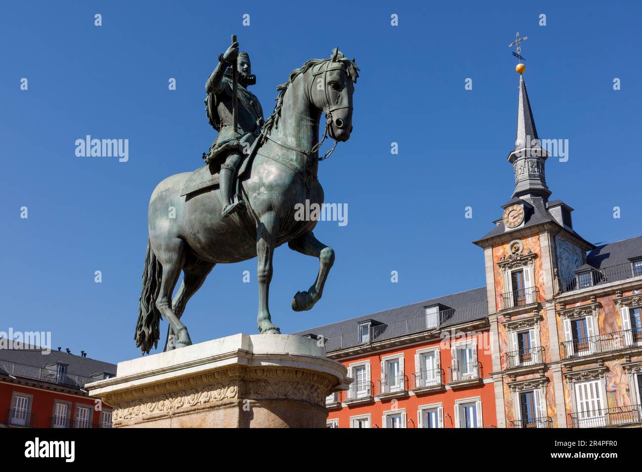 Spagna, Madrid, Plaza Mayor, piazza della città, uno spazio pubblico importante di Madrid, statua equestre del re Filippo III del XVII secolo, Foto Stock