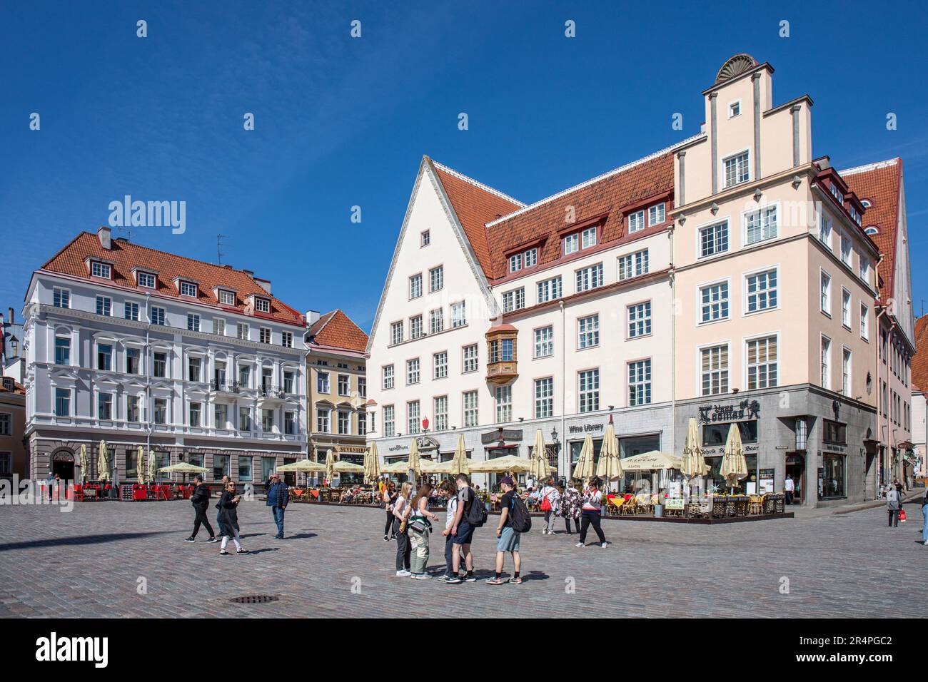 Persone su Raekoja plats o Piazza del Municipio a Vanalinn, la città vecchia di Tallinn, Estonia Foto Stock