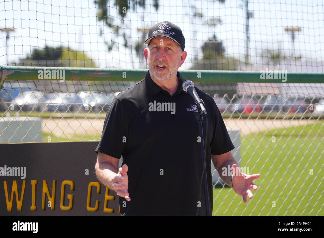 Mike Lansing, Chief Executive Officer del Los Angeles Harbor Boys and Girls Club, parla durante la cerimonia di taglio del nastro del Colich Throw Center, venerdì 7 aprile 2023, a Wilmington, calib. Foto Stock