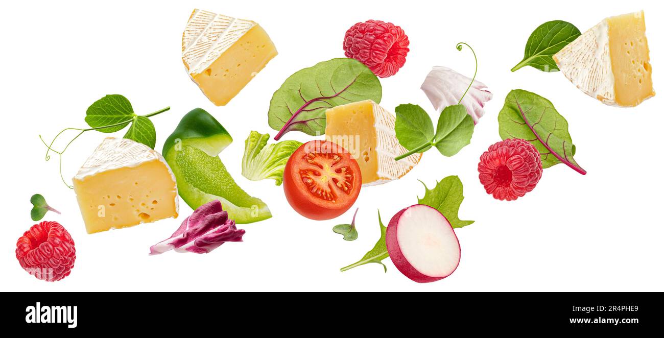 Insalata con formaggio camembert isolato su fondo bianco Foto Stock