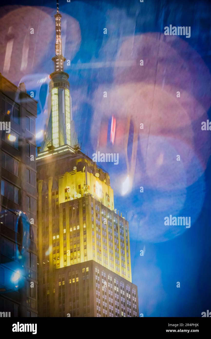 Ripresa multiesposizione dell'Empire state Building combinata con una scena stradale con taxi di notte, New York City Foto Stock