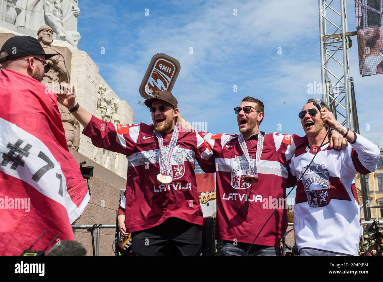 RIGA, Lettonia. 29th maggio, 2023. Rihards Bukarts (L), Miks Indraasis, (C) IIHF Worlds 2023 Medalista di bronzo della squadra lettone di hockey su ghiaccio maschile e Renars Kaupers (R), band Brainstorm. Arrivo massiccia celebrazione al Monumento della libertà. Credit: Gints Ivuskans/Alamy Live News Foto Stock