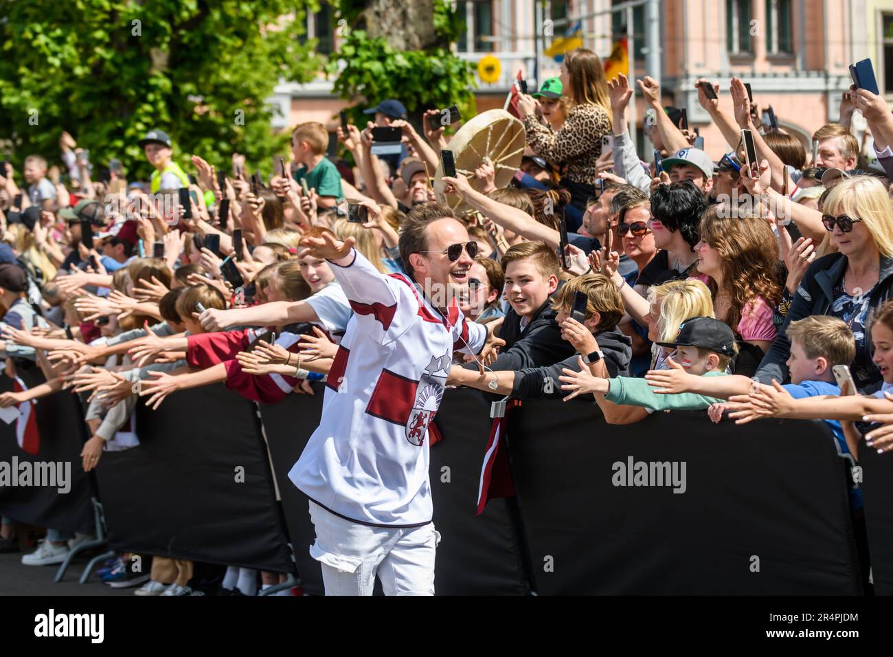RIGA, Lettonia. 29th maggio, 2023. Renars Kaupers (C), voce della band Brainstorm. IIHF Worlds Bronze Medalists Latvian Men's Ice Hockey team arrivo massiccia celebrazione al Monument of Freedom. Credit: Gints Ivuskans/Alamy Live News Foto Stock