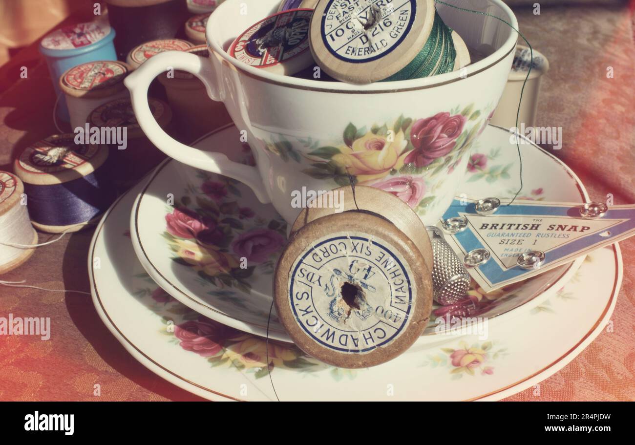 Tazza da tè vintage e piattino con kit da cucito Foto Stock