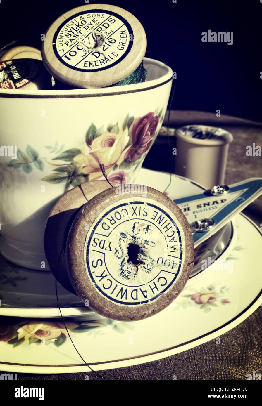 Tazza da tè vintage e piattino con kit da cucito Foto Stock