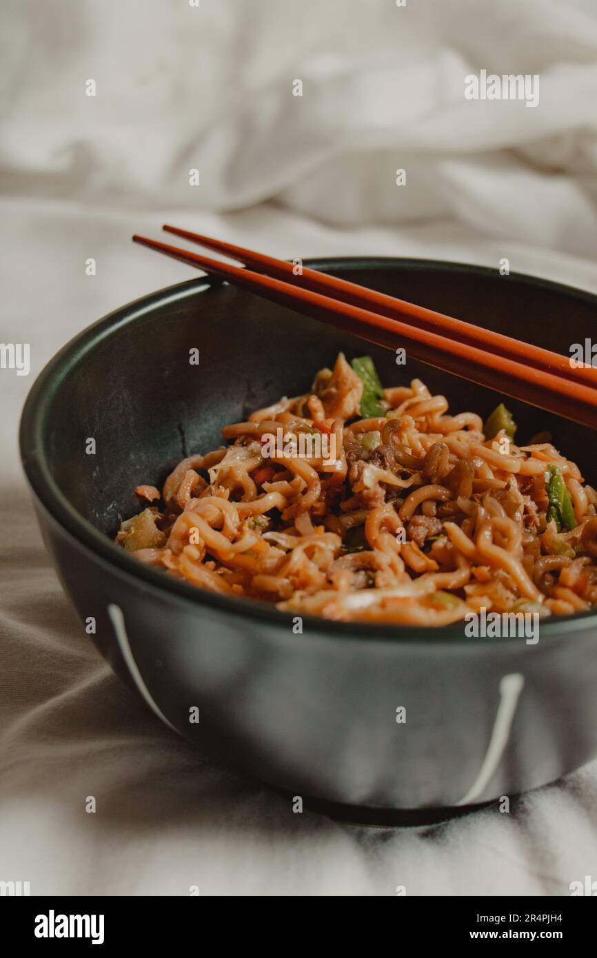 tagliatelle giapponesi con verdure Foto Stock