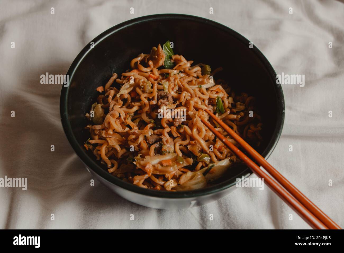 ciotola di spaghetti fritti yakisoba Foto Stock