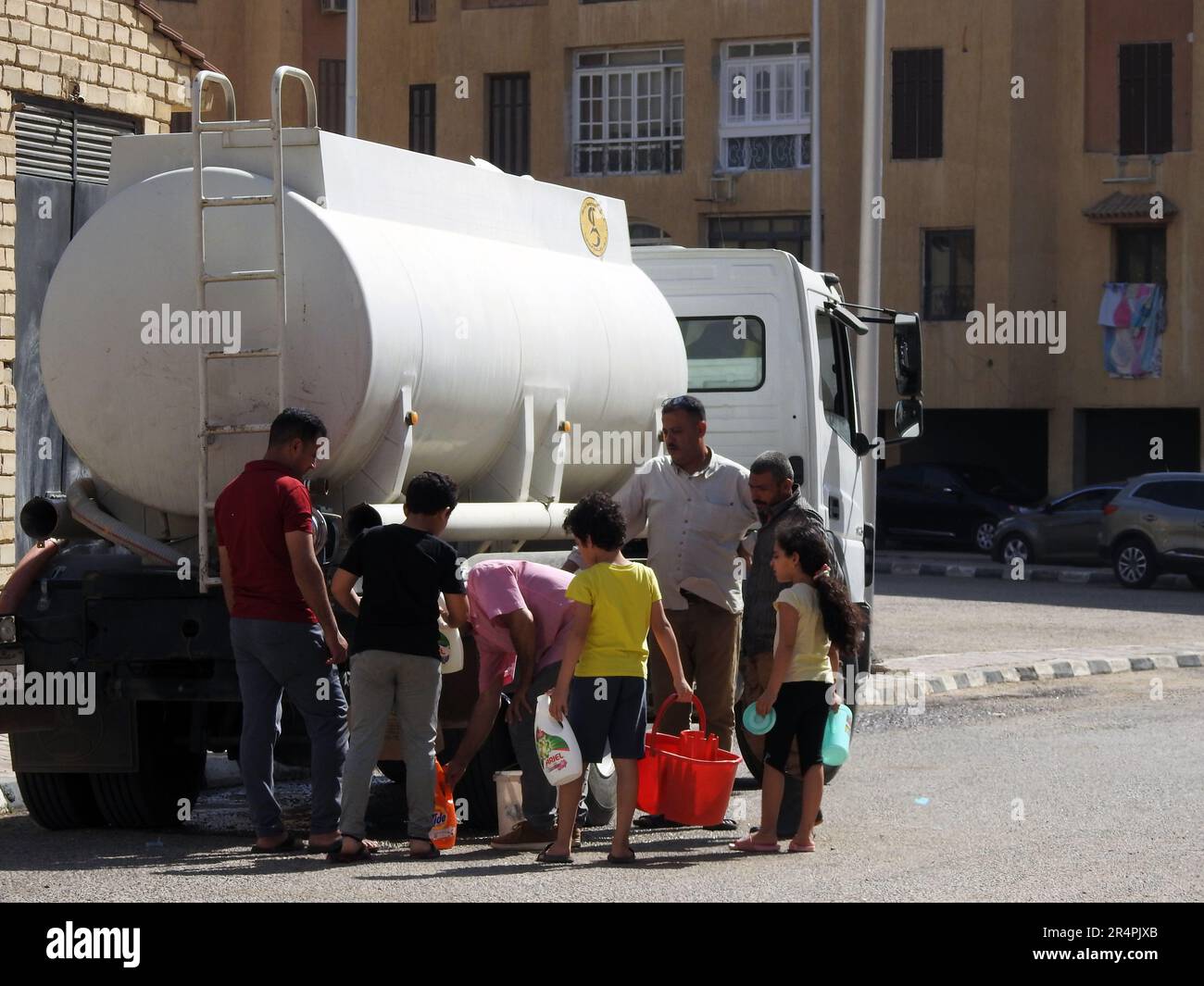 Cairo, Egitto, maggio 15 2023: Un veicolo di cisterna dell'acqua con acqua pulita come risposta di servizio di emergenza in tutta l'area con l'interruzione di acqua per trasportare il bere Foto Stock