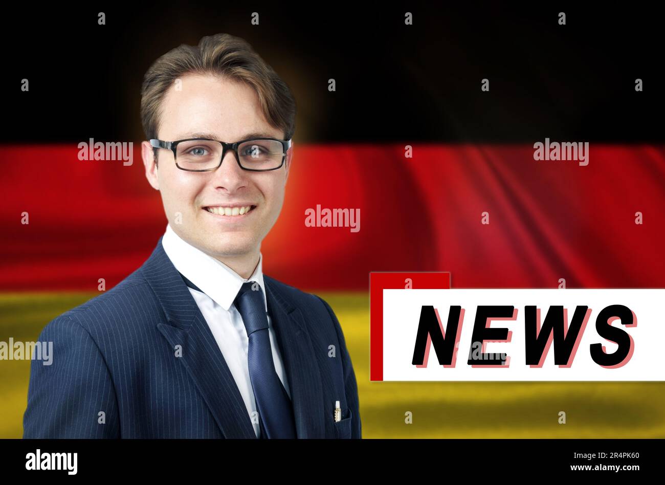 News Anchor, racconta le ultime notizie, sorridendo, sullo sfondo della bandiera della Germania. Media e propaganda. Foto Stock