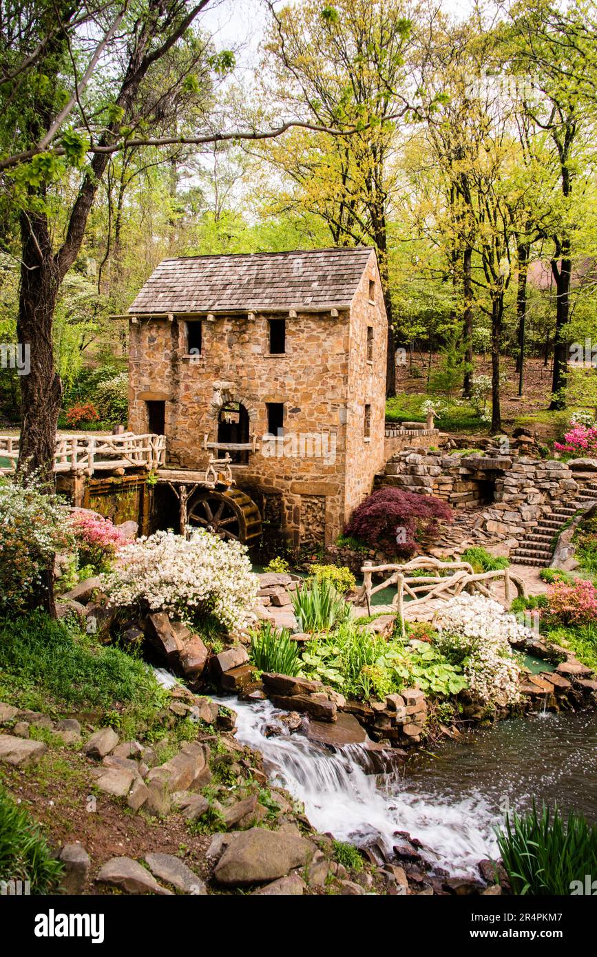 The Old Mill, North Little Rock, Arkansas. Fiori primaverili e fogliame verde nel mese di aprile. Foto Stock