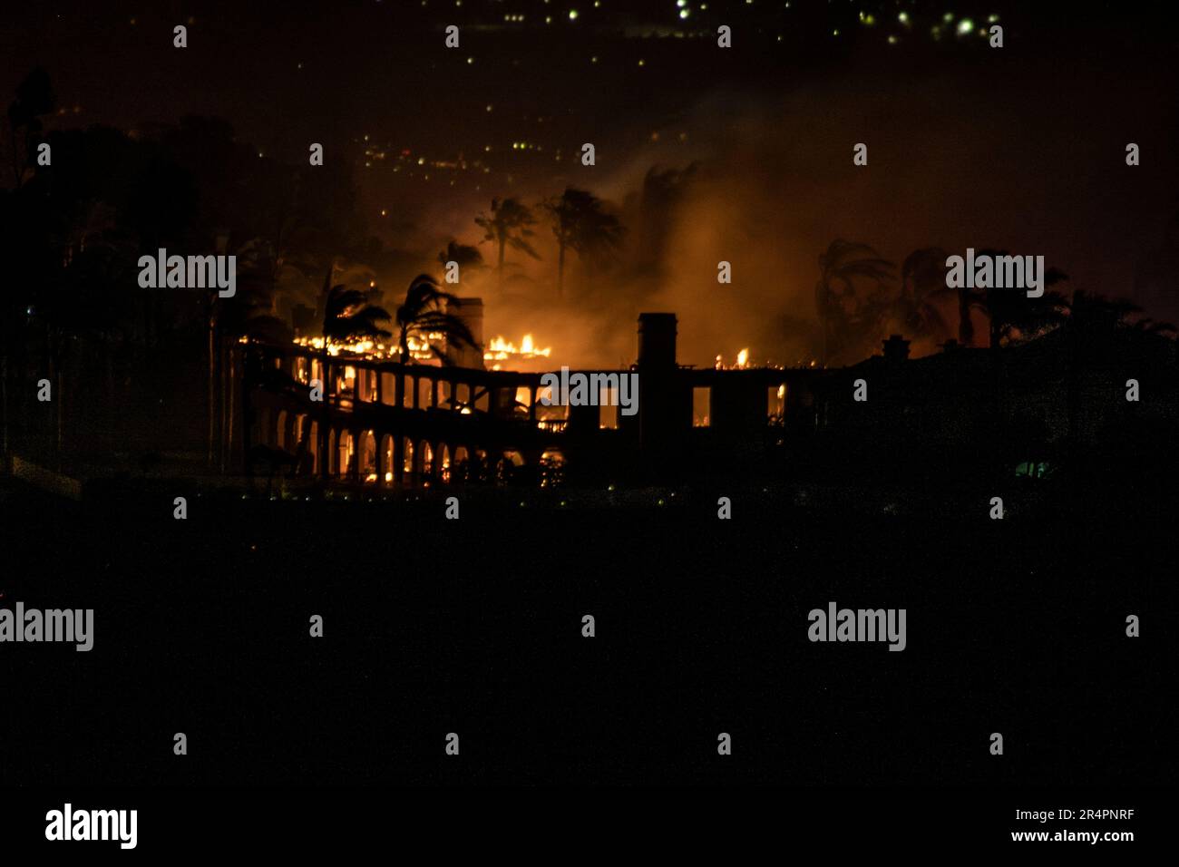 Sparso dal vento, un incendio a Laguna Niguel, CA, distrugge le case in una comunità pianificata di lusso. Foto Stock