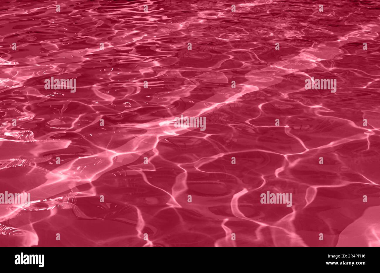Abstract pattern acqua fondo a trama caustica con pattern di ondulazione e riflesso del sole. Immagine a colori dell'anno 2023 Viva Magenta Foto Stock