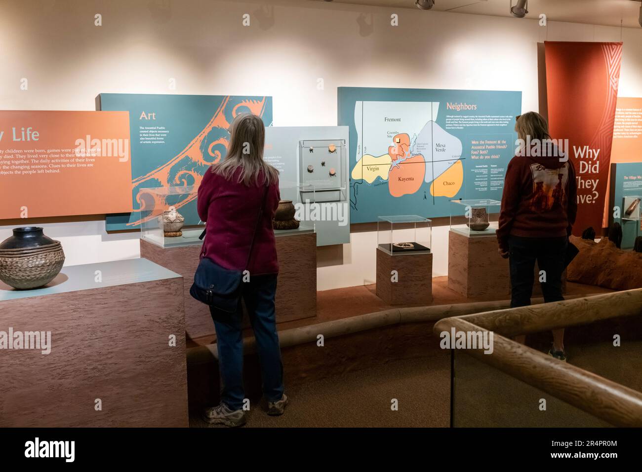 I turisti visitano il museo del parco statale di Anasazi; Boulder; Utah; USA Foto Stock