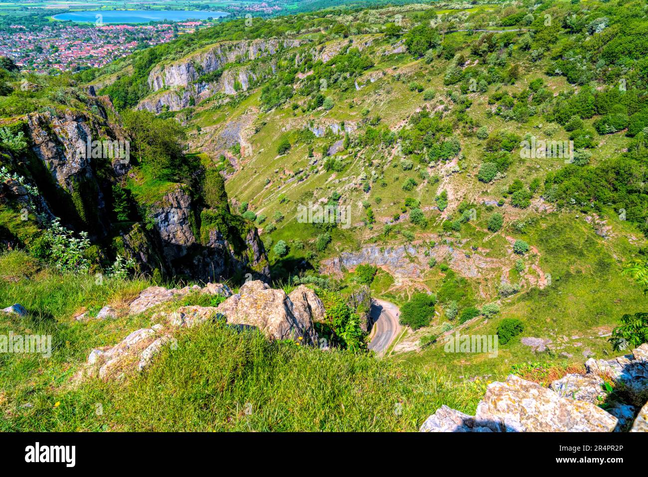 Cheddar Gorge con vista su strada, campagna e riserva del Regno Unito dal bordo della scogliera Foto Stock