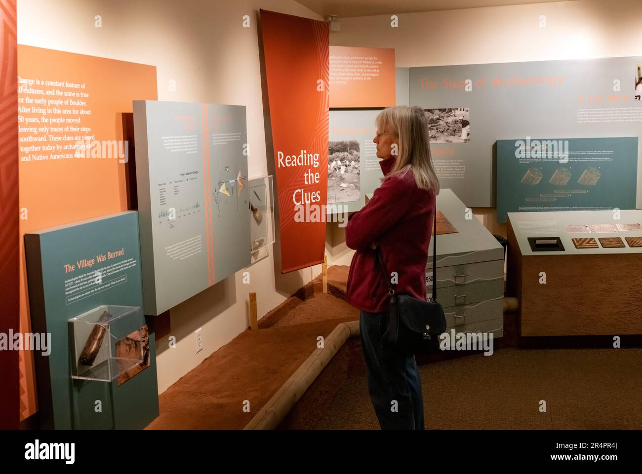 Lone senior female tourist visits Anasazi state Park Museum; Boulder; Utah; USA Foto Stock