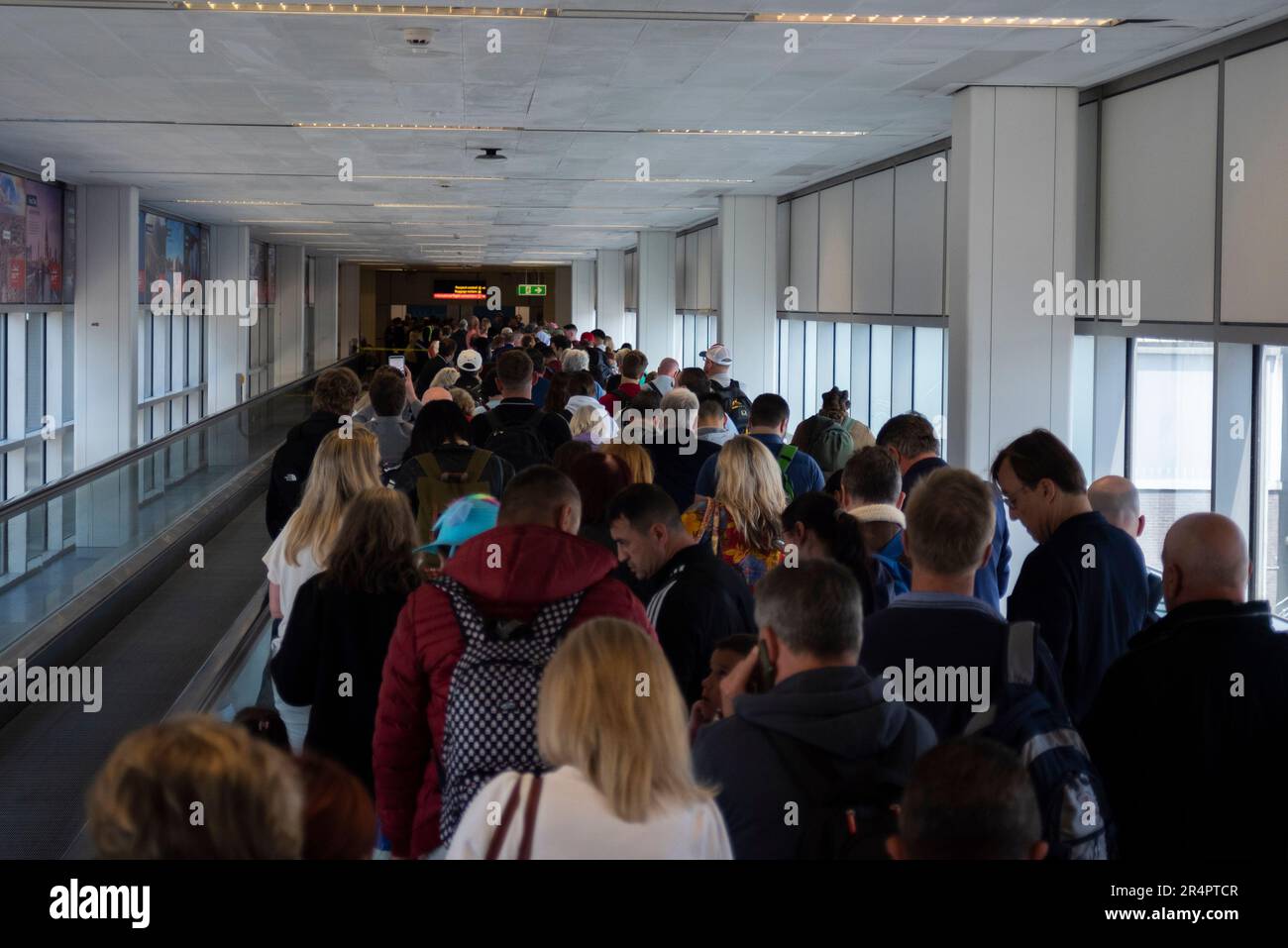 Lunghe code di passeggeri in arrivo ritardate dal fallimento dei cancelli automatici dell'aeroporto Gatwick di Londra, Regno Unito. Persone che fanno la fila nel corridoio Foto Stock