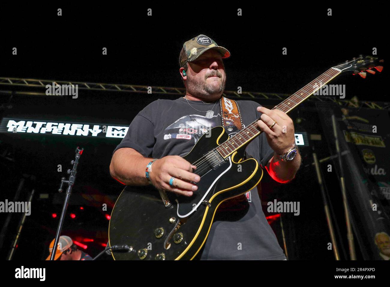 Denham Springs, LOUISIANA, Stati Uniti. 28th maggio, 2023. Mitchell Tenpenny si esibisce per la folla durante il giorno 2 del Cajun Country Jam Memorial Day Festival del 2023 al PADS North Park di Denham Springs, LOUISIANA. Jonathan Mailhes/CSM/Alamy Live News Foto Stock