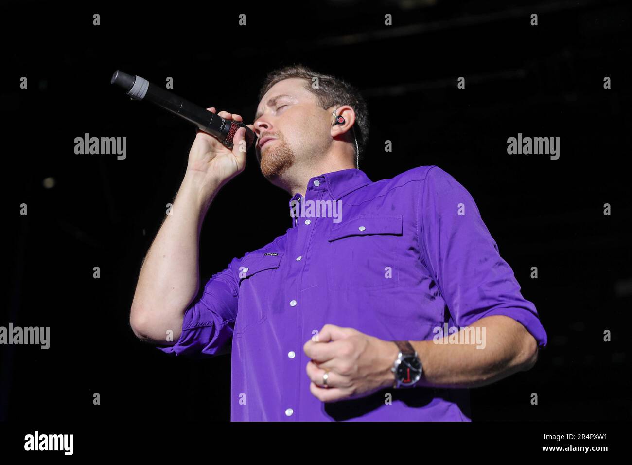 Denham Springs, LOUISIANA, Stati Uniti. 28th maggio, 2023. Scotty McCreery si esibisce per la folla durante il giorno 2 del Cajun Country Jam Memorial Day Festival del 2023 al PADS North Park di Denham Springs, LOUISIANA. Jonathan Mailhes/CSM/Alamy Live News Foto Stock