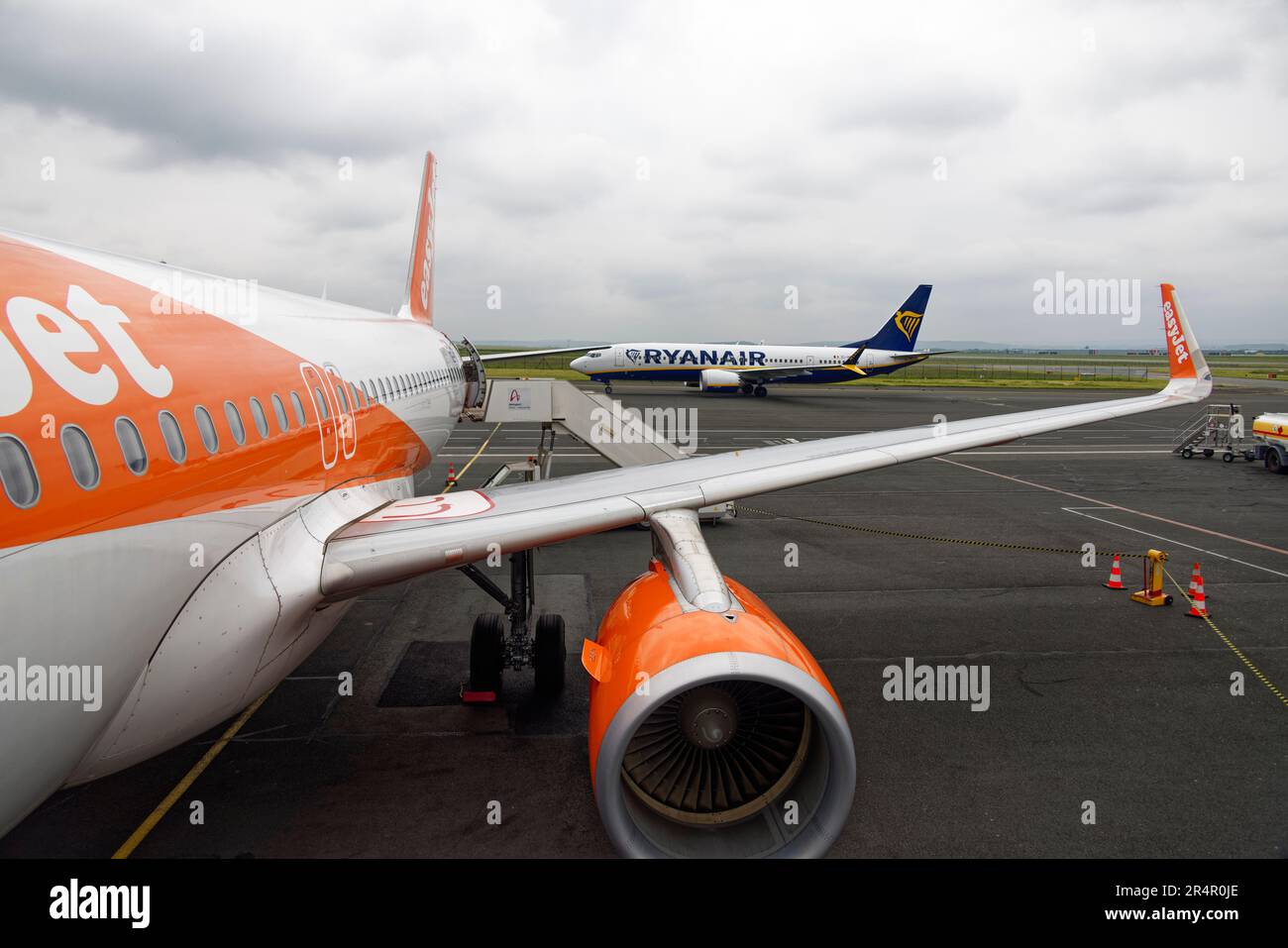 Orly, Francia. 15th maggio, 2023. EasyJet Airbus A320-214 e Ryanair Boeing 737 NG / Max sul asfalto il 15 maggio 2023 all'aeroporto di Orly, Francia. Foto Stock