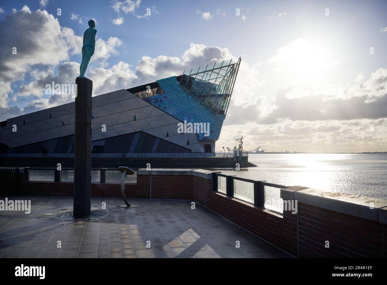 The Deep, l'acquario di Hull, East Yorkshire, con la scultura 'Vogage' di Steinunn Þórarinsdóttir. Foto Stock