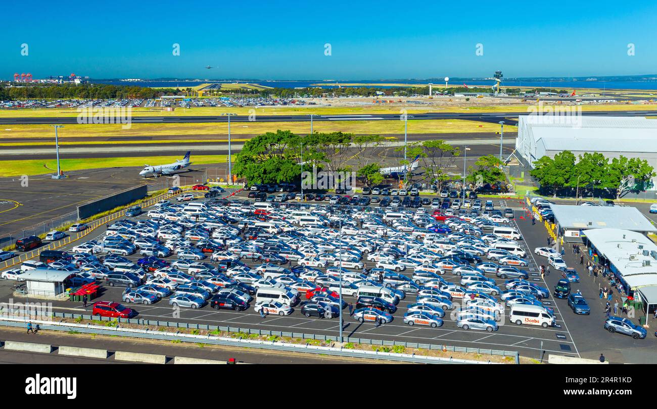 La stazione dei taxi presso il Terminal Nazionale di Sydney (Kingsford Smith) Aeroporto a Sydney, Australia, affollata con più di 200 taxi in attesa. Foto Stock