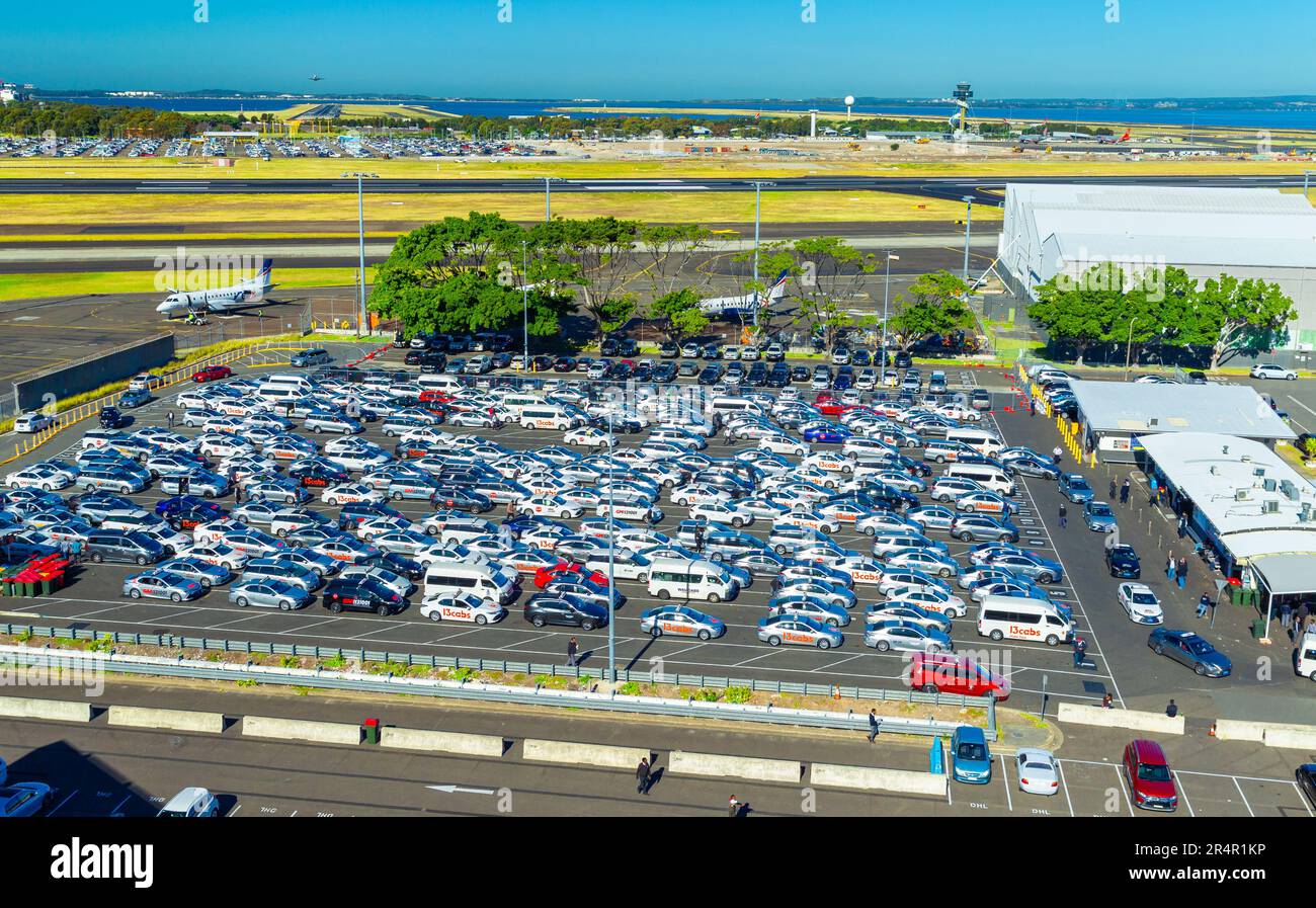 La stazione dei taxi presso il Terminal Nazionale di Sydney (Kingsford Smith) Aeroporto a Sydney, Australia, affollata con più di 200 taxi in attesa. Foto Stock