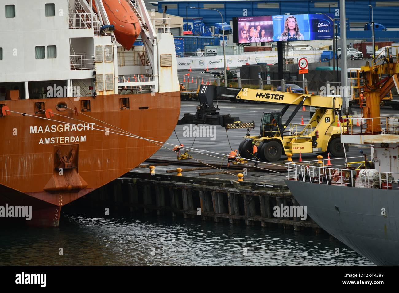 WELLINGTON, NUOVA ZELANDA, 19 MAGGIO 2023: I binari ferroviari vengono scaricati dalla nave da carico generale danese Maasgracht b al porto di Wellington Foto Stock