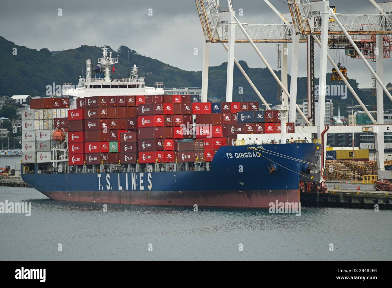 WELLINGTON, NUOVA ZELANDA, 16 MAGGIO 2023: La nave portacontainer TS Qingdao viene scaricata nel porto di Wellington Foto Stock