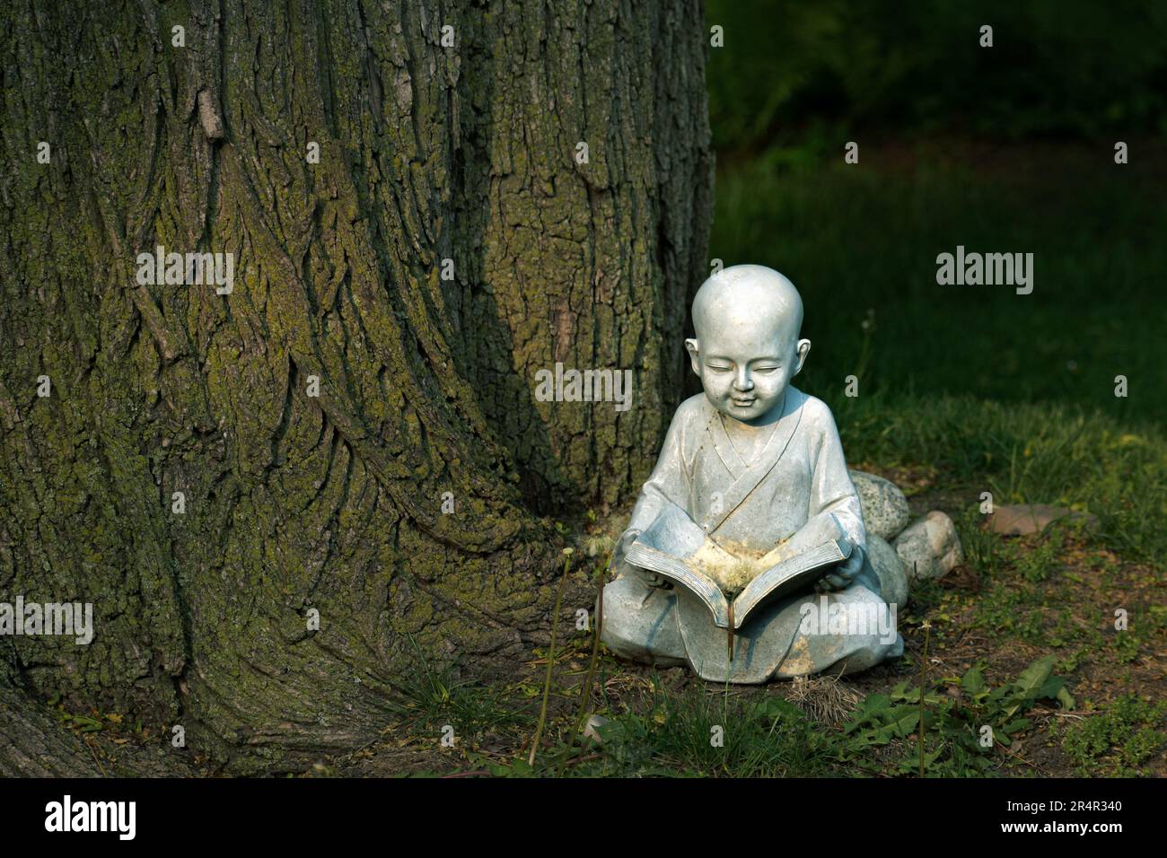 I bambini leggono tranquillamente nel giardino Foto Stock