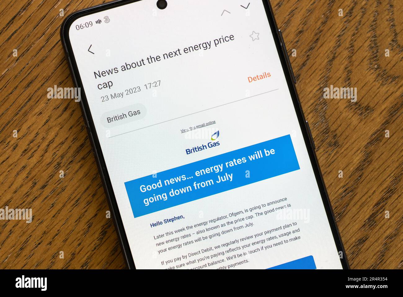 Smartphone con un'e-mail di British gas sul nuovo tetto massimo dei prezzi dell'energia nel luglio 2023. Concetto: Gas naturale, prezzi del gas, prezzi dell'energia Foto Stock