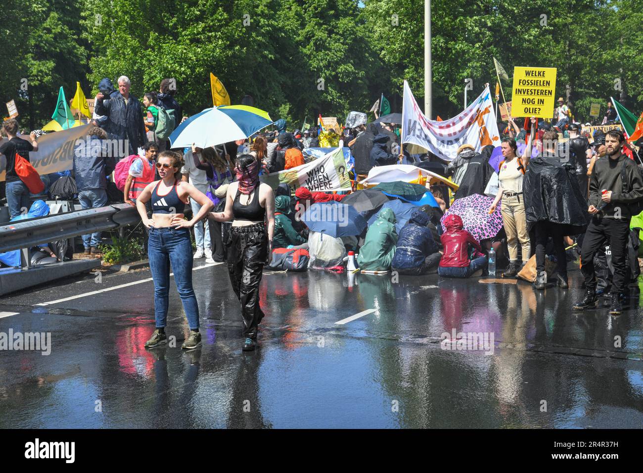L'Aia, Paesi Bassi, 27th maggio 2023.migliaia di attivisti della rivolta di estinzione protestano bloccando l'autostrada A12. La polizia ha usato gli acquercioni per terminare la manifestazione.oltre un migliaio di persone sono state arrestate Foto Stock