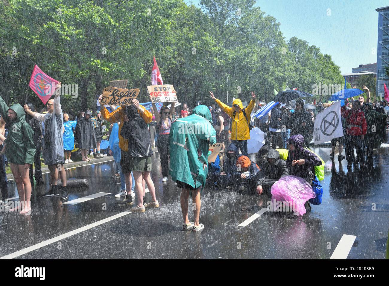 L'Aia, Paesi Bassi, 27th maggio 2023.migliaia di attivisti della rivolta di estinzione protestano bloccando l'autostrada A12. La polizia ha usato gli acquercioni per terminare la manifestazione.oltre un migliaio di persone sono state arrestate Foto Stock