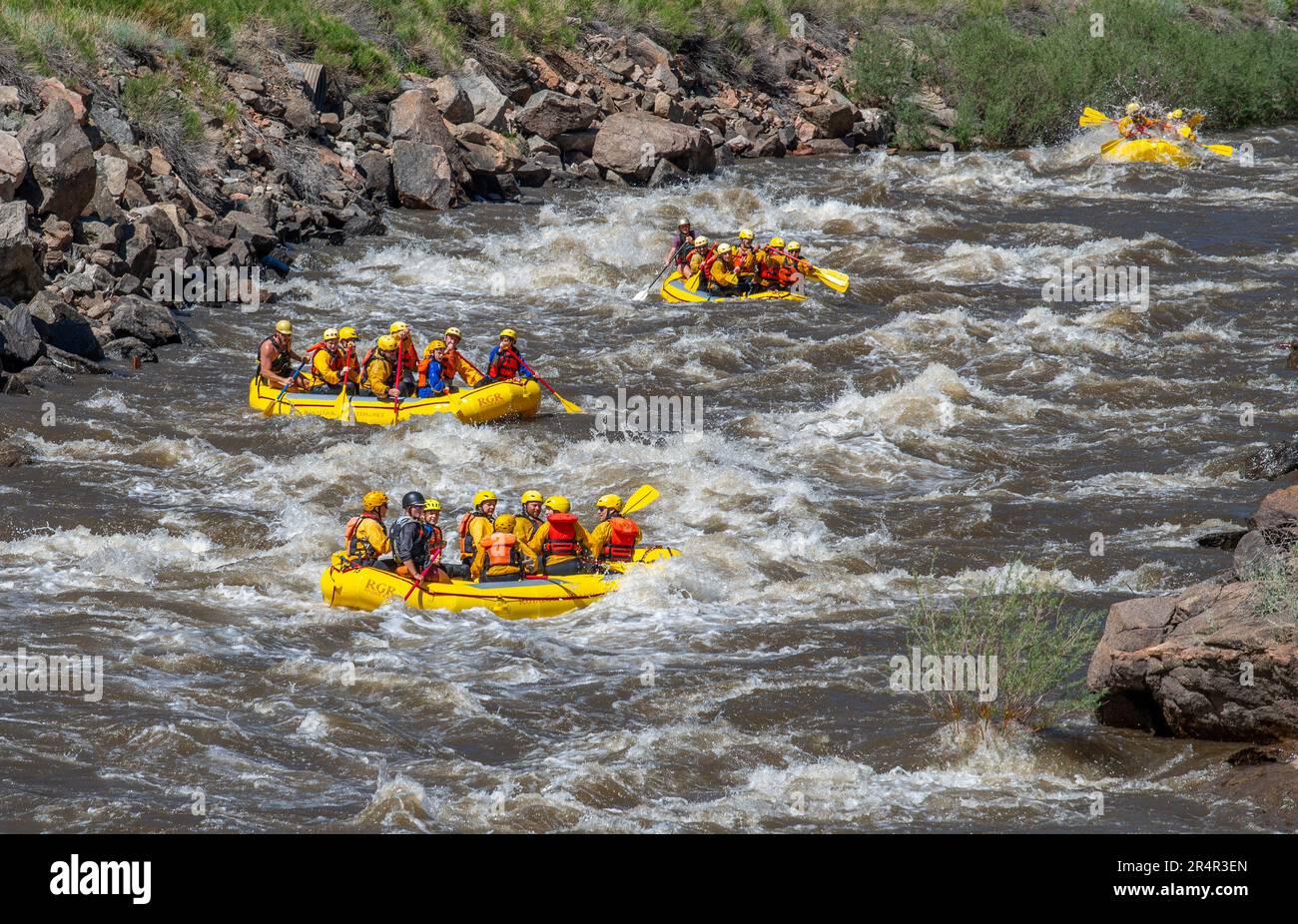 Foto davvero avventurosa di persone che prendono l'acqua ruvida del fiume Arkansas nella primavera del 2023 dopo un sacco di pioggia e neve sciolta fatto per alcuni Foto Stock