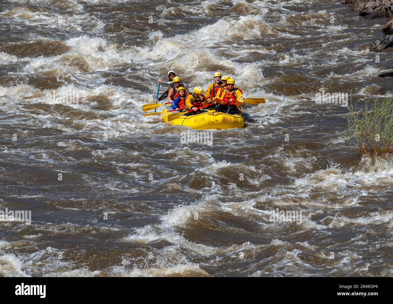 Foto davvero avventurosa di persone che prendono l'acqua ruvida del fiume Arkansas nella primavera del 2023 dopo un sacco di pioggia e neve sciolta fatto per alcuni Foto Stock