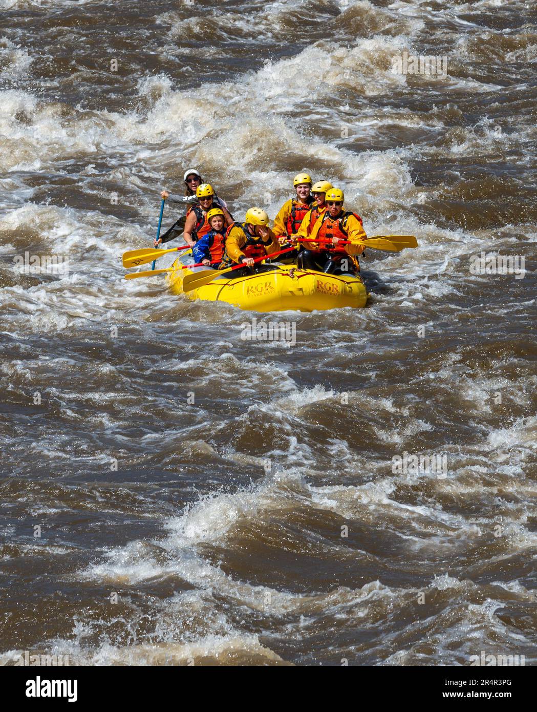 Foto davvero avventurosa di persone che prendono l'acqua ruvida del fiume Arkansas nella primavera del 2023 dopo un sacco di pioggia e neve sciolta fatto per alcuni Foto Stock