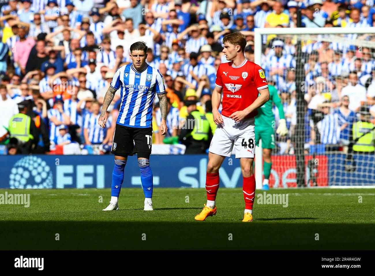 Wembley Stadium, Londra, Inghilterra - 29th maggio 2023 Luca Connell (48) di Barnsley e Josh Windass (11) di Sheffield Mercoledì - durante il gioco Barnsley contro Sheffield Mercoledì, Sky Bet League One Play Off Final, 2022/23, Wembley Stadium, Londra, Inghilterra - 29th maggio 2023 Credit: Arthur Haigh/WhiteRosePhotos/Alamy Live News Foto Stock