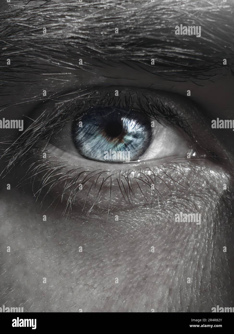 Foto in bianco e nero del colore blu dell'iride dell'occhio. Immagini dell'occhio dell'uomo. Foto Stock