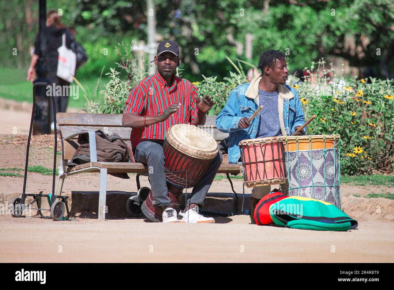 Due ragazzi che suonano tamburi tradizionali africani . Musicisti di strada nel parco Foto Stock