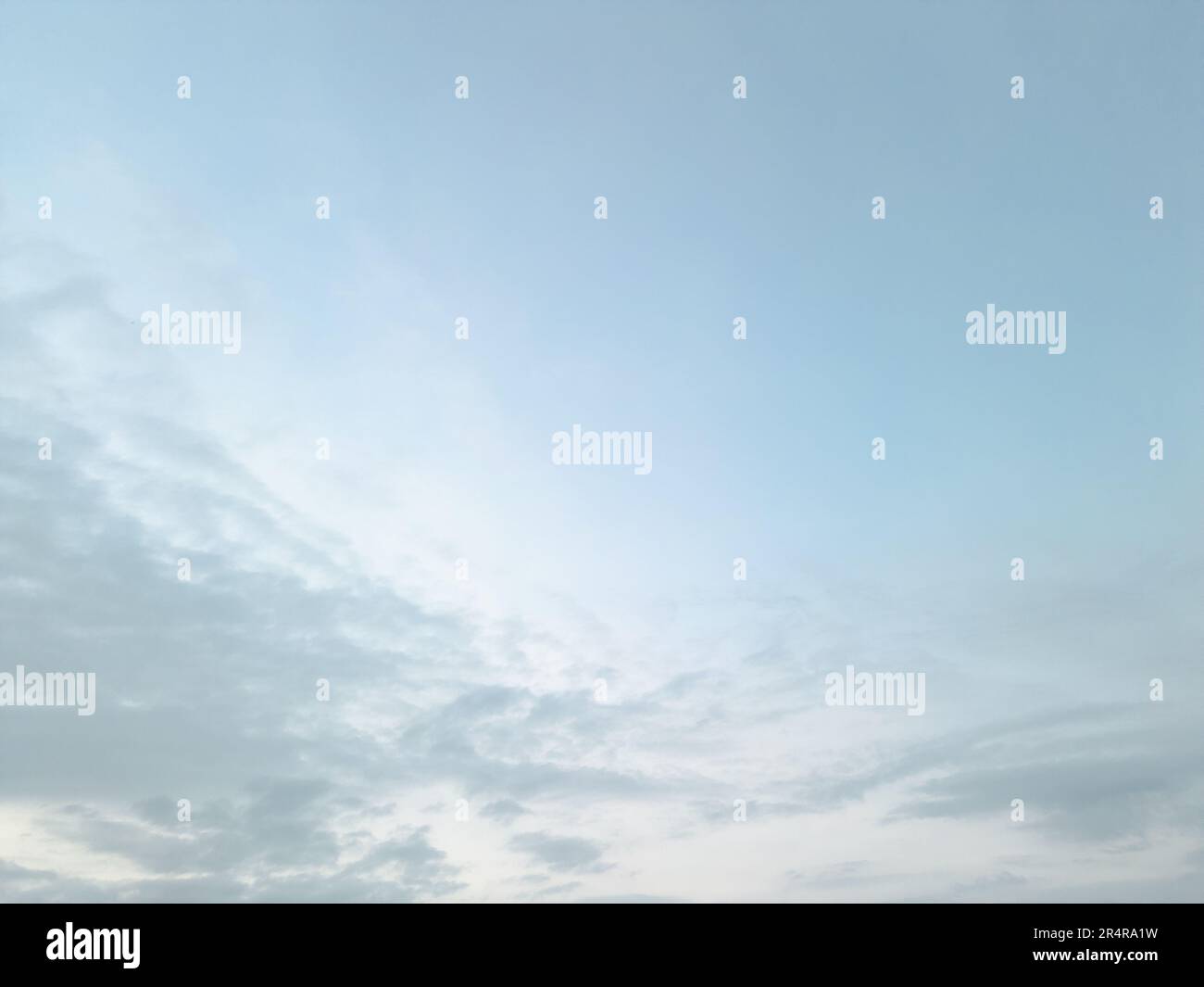 Alba al mattino con cielo e nuvole vista drone Foto Stock