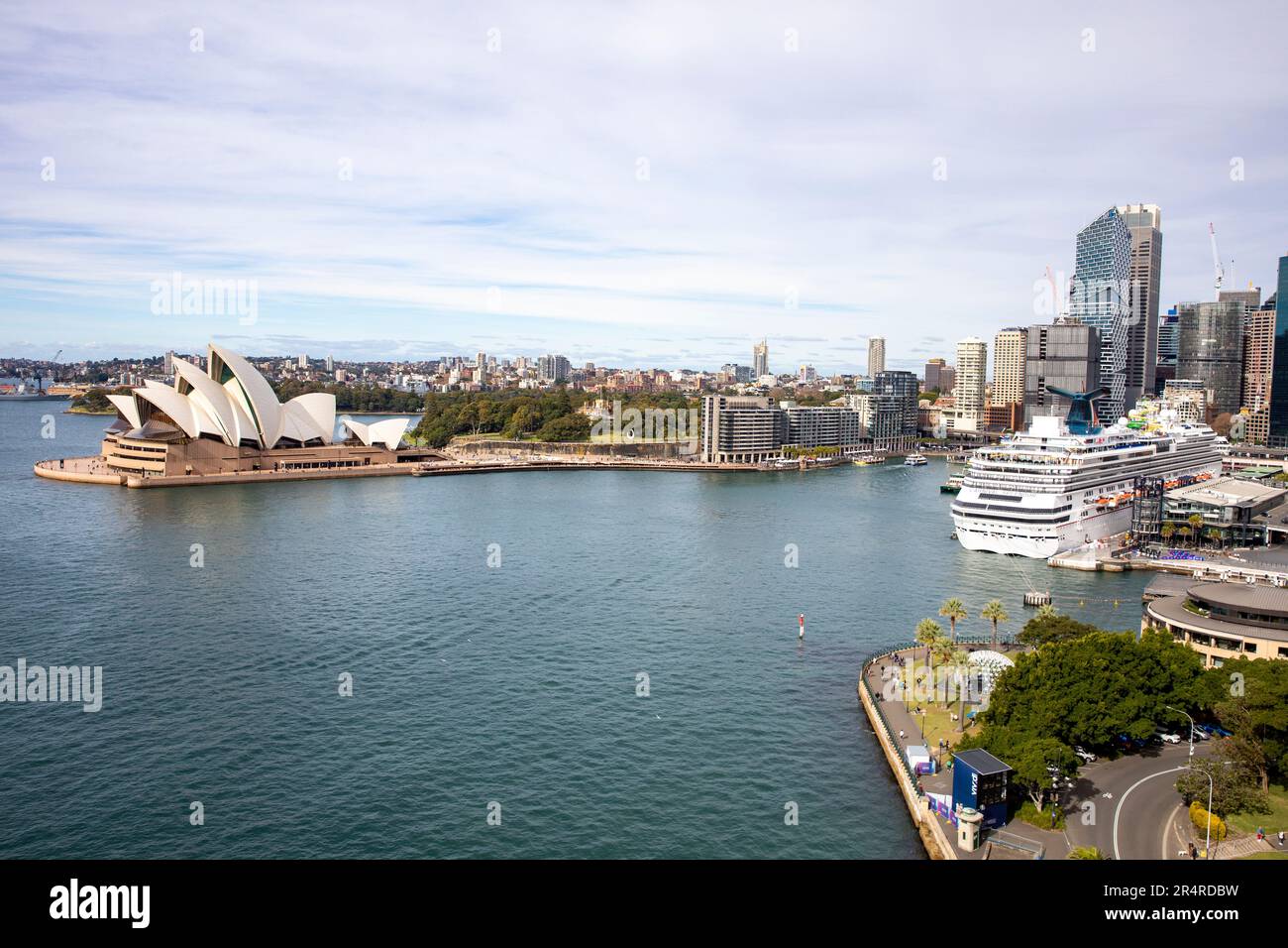 Vista del porto di Sydney e dello skyline di Sydney con il teatro dell'opera, la nave da crociera a Circular Quay e gli edifici degli uffici del centro citta', Sydney, NSW, Australia Foto Stock