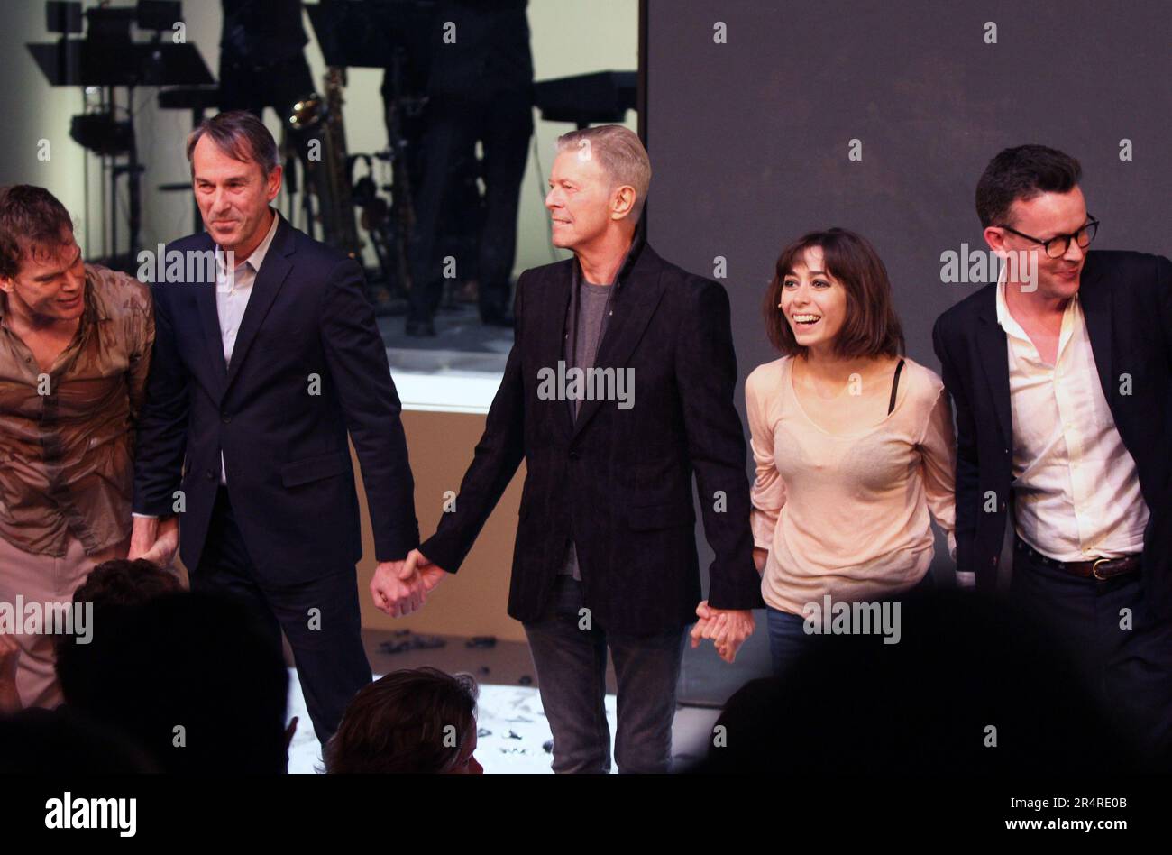 Michael C. Hall, regista Ivo van Hove, David Bowie, Cristin Milioti, drammaturgo Enda Walsh durante la chiamata dopo l'esibizione serale di apertura di 'Lazarus' al New York Theatre Workshop a New York City il 7 dicembre 2015. Questa fu l'ultima apparizione pubblica di David Bowie. Bowie morì il 10 gennaio 2016. Photo Credit: Henry McGee/MediaPunch Foto Stock