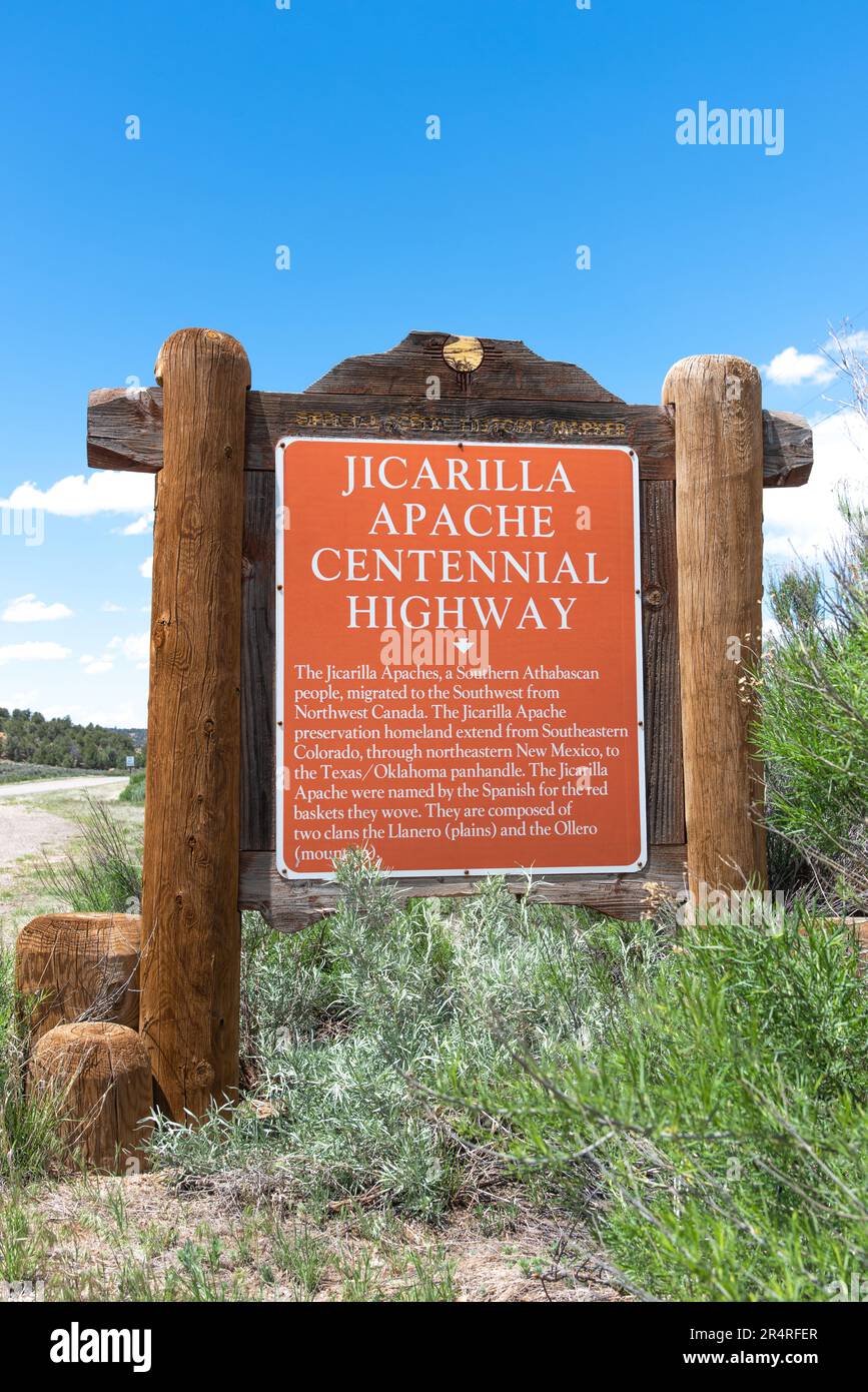 Indicatore storico della Jicarilla Apache Centennial Highway sull'autostrada 537, a circa 60 km da Dulce, New Mexico, Foto Stock