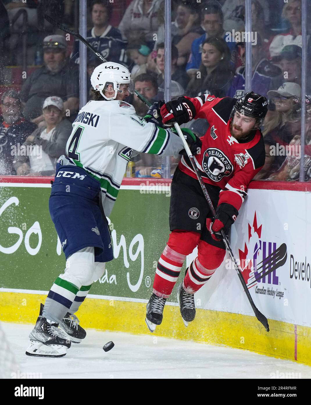 Seattle Thunderbirds' Kevin Korchinski, left, checks Quebec Remparts' Pier-Olivier Roy during the third period of a CHL Memorial Cup hockey game in Kamloops, British Columbia, Monday, May 29, 2023. (Darryl Dyck/The Canadian Press via AP) Foto Stock