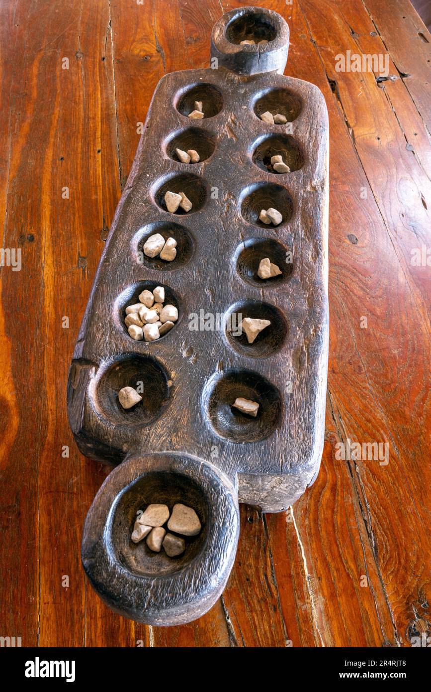 Tradizionale gioco di Mancala al campo di Onguma Bush - Onguma Game Reserve, Namibia, Africa Foto Stock