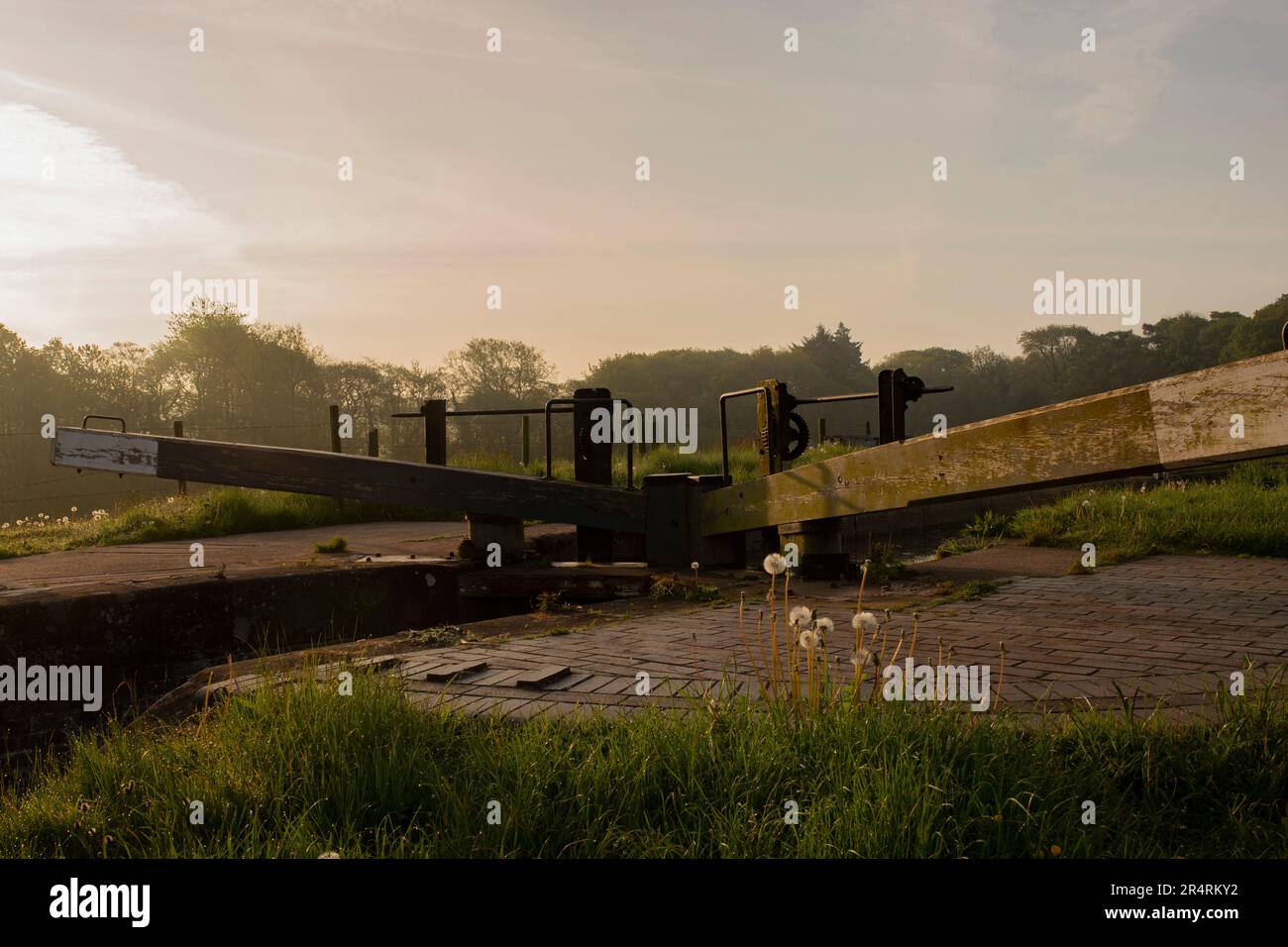 Cancello di chiusura del canale su una mattina soleggiata misty. Tyrley Locks sul canale Shropshire Union. Foto Stock